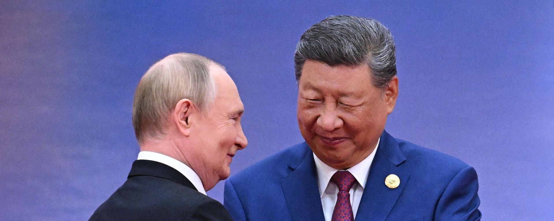 Кытай лидери Си Цзиньпин жана Россия президенти Владимир Путин - Sputnik Кыргызстан, 1920, 04.09.2025