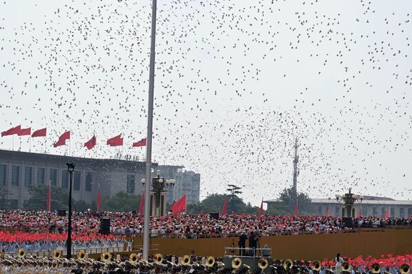 Тяньаньмэнь аянтын бир учурда аскердик авиатехникалар эмес, тынчтыктын жарчысы болгон көгүчкөндөр каптады - Sputnik Кыргызстан