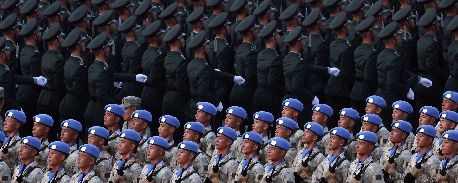 Военнослужащие армии Китая на площади Тяньаньмэнь в Пекине - Sputnik Кыргызстан, 1920, 04.09.2025