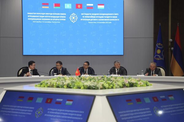 Как сообщили в МЧС, в работе принимают участие заместитель генсека ОДКБ Валерий Семериков, главы МЧС Беларуси Вадим Синявский, Казахстана Чингис Аринов, министр России по делам гражданской обороны, чрезвычайным ситуациям и ликвидации последствий стихийных бедствий Александр Куренков, председатель Комитета по чрезвычайным ситуациям и гражданской обороне Таджикистана Раджабали Рахмонали - Sputnik Кыргызстан