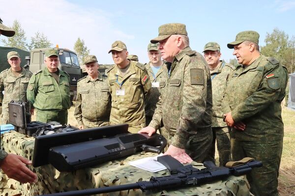 Машыгууда ыкчам күчтөр үчүн жабдыктарды, жүктөрдү жеткирүү, колонналарды дрондордон коргоо аракеттери көрсөтүлдү - Sputnik Кыргызстан