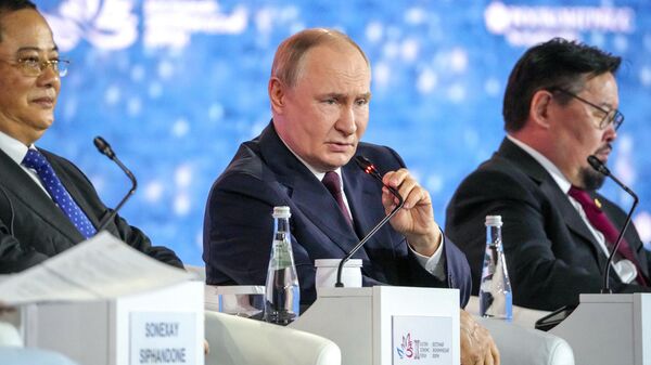 Владимир Путин Чыгыш экономикалык форумунда - Sputnik Кыргызстан