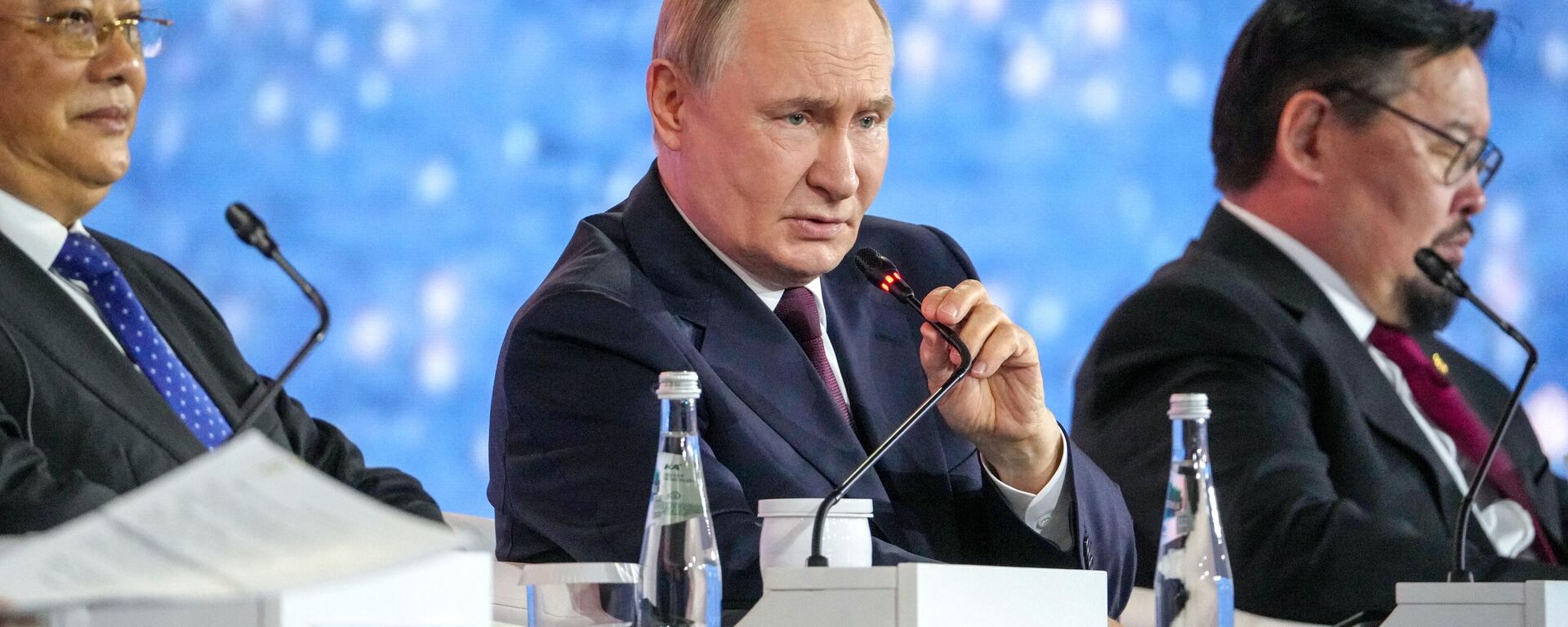 Владимир Путин Чыгыш экономикалык форумунда - Sputnik Кыргызстан, 1920, 05.09.2025