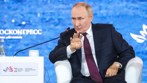 Владимир Путин на ВЭФ-25 - Sputnik Кыргызстан