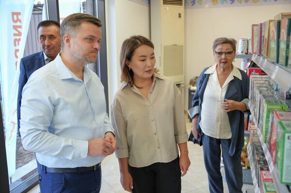 Для покупок в магазине необходима именная социальная карта. Оформить ее можно, заполнив анкету (Ф.И.О., телефон, дата рождения и адрес проживания) - Sputnik Кыргызстан