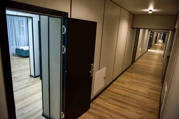 Жапаров осмотрел обновленные общежитие и столовую, построенные коттеджи - Sputnik Кыргызстан