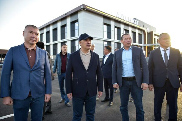 Президент осмотрел современный зал ожидания, помещения для водителей и обслуживающего персонала, диспетчерскую - Sputnik Кыргызстан