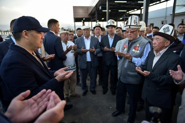 Президент Садыр Жапаров осмотрел автовокзал в Балыкчи после капитальной реконструкции - Sputnik Кыргызстан