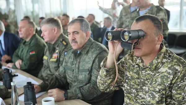 Беларусь. Учения КСОР ОДКБ Взаимодействие-2025. На снимке — врио начальника Генштаба ВС, первый замминистра обороны КР полковник Кумарбек Калматаев - Sputnik Кыргызстан