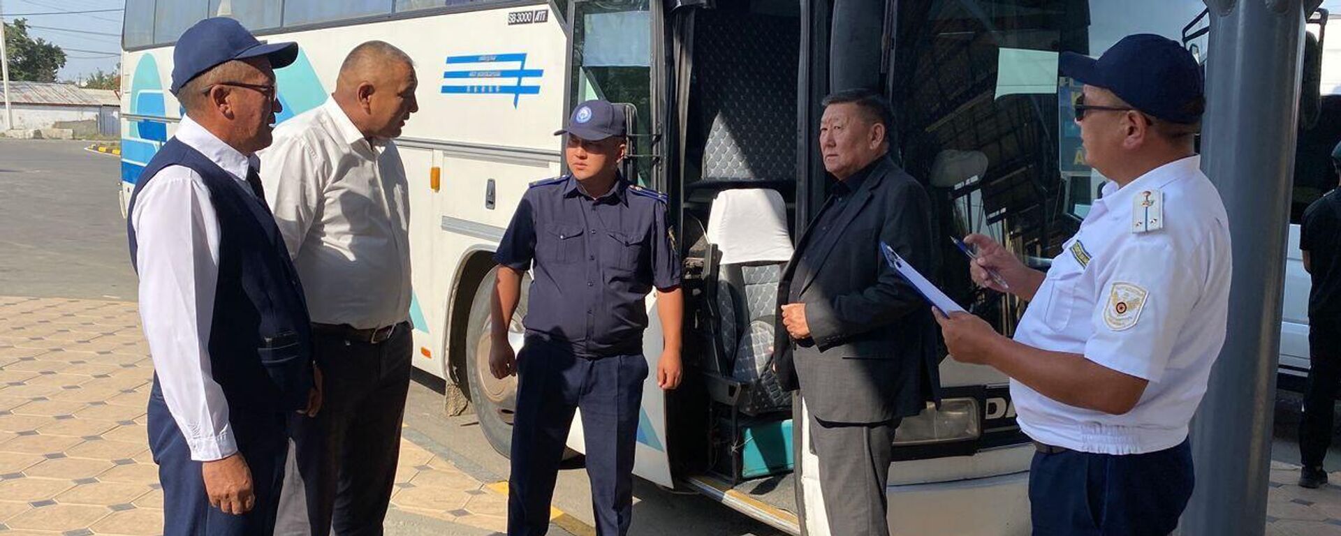 Каракол шаардык автобекетинен алгачкы жолу Каракол — Алматы багыты боюнча автобус каттамы жолго чыкты - Sputnik Кыргызстан, 1920, 07.09.2025