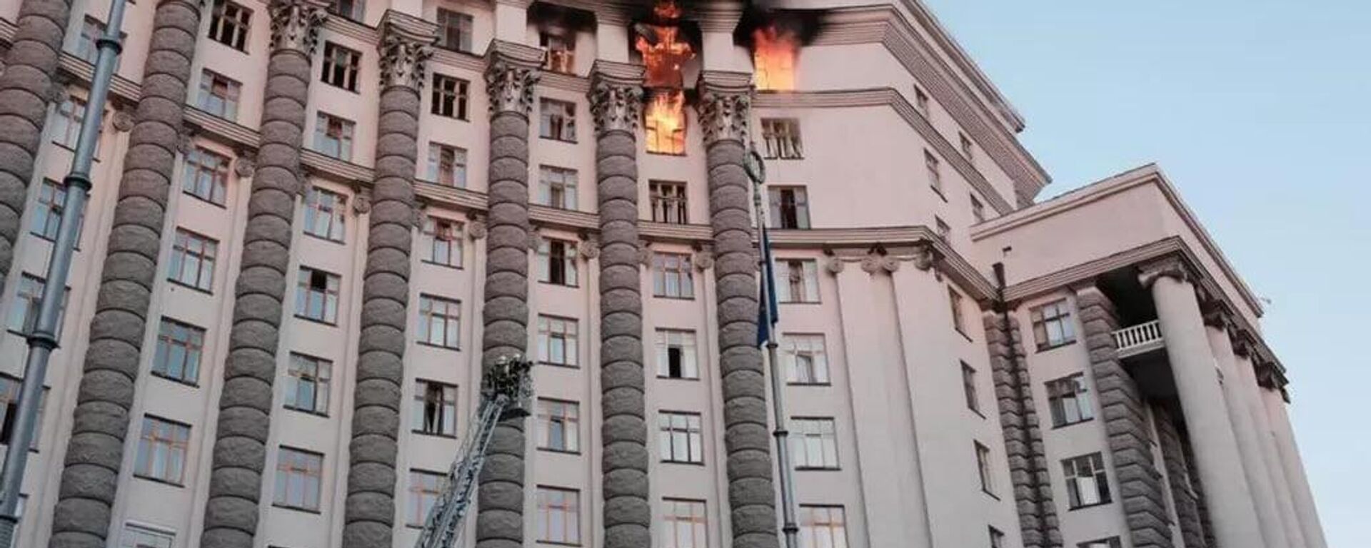 Пожар в здании правительства Украины - Sputnik Кыргызстан, 1920, 07.09.2025