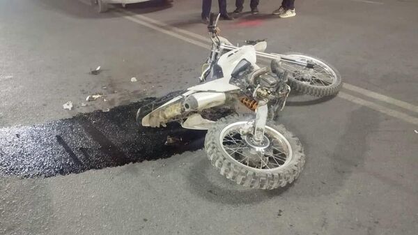 Мотоциклист сбил семью в Токмоке - Sputnik Кыргызстан