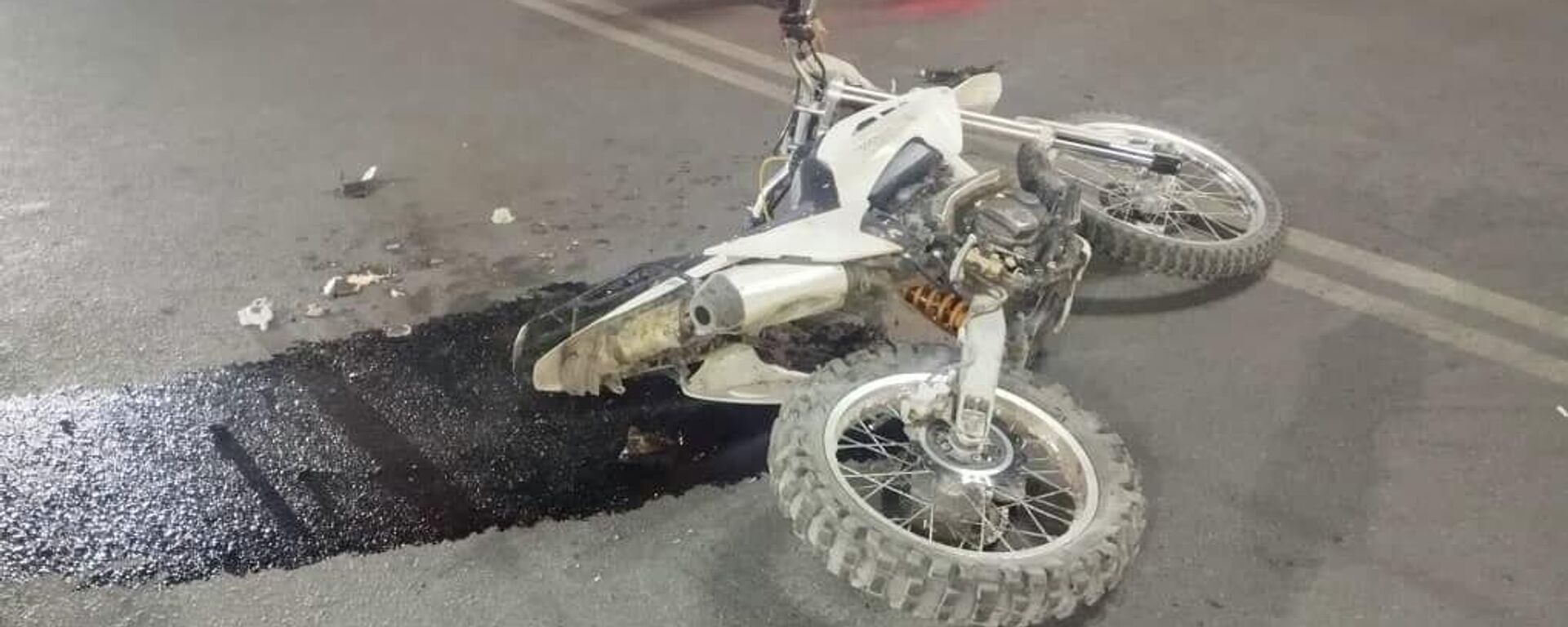 Мотоциклист сбил семью в Токмоке - Sputnik Кыргызстан, 1920, 08.09.2025