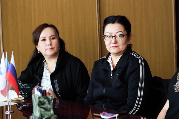 Доцент Центральноазиатского медицинского университета (г. Джалал-Абад) Венера Анарбекова (справа) и старший преподаватель Сулюктинского гуманитарно-экономического института Баткенского государственного университета Айша Абдиева (слева) - Sputnik Кыргызстан