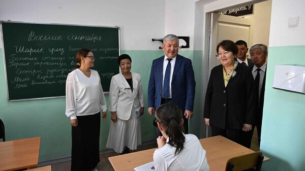Визит Адылбека Касымалиева  в школу-интернат для слепых и слабовидящих детей - Sputnik Кыргызстан