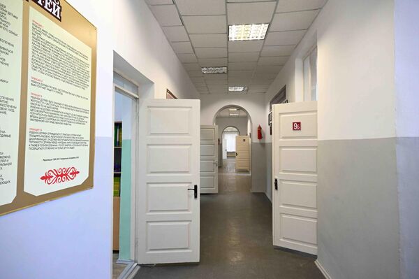 Он ознакомился с условиями обучения и проживания учащихся, прибывших из всех регионов республики, осмотрел учебные корпуса, общежитие, мастерские, спортивную площадку, столовую, спортивный и актовый залы и медпункт, а также встретился с руководством и педагогическим коллективом школы - Sputnik Кыргызстан