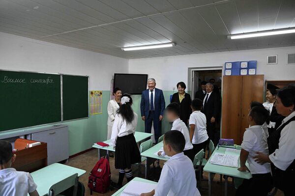 Председатель кабмина КР Адылбек Касымалиев посетил специальную общеобразовательную школу-интернат для слепых и слабовидящих детей в Бишкеке - Sputnik Кыргызстан