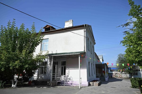 При осмотре школы Адылбек Касымалиев отметил, что здание, функционирующее с 1939 года, требует комплексного обновления - Sputnik Кыргызстан