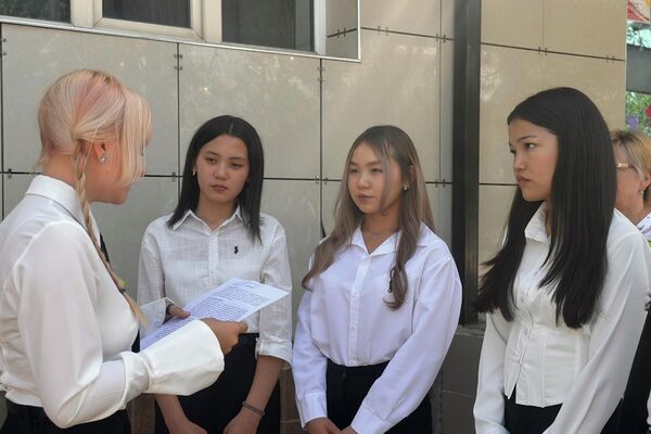 На каждой остановке школьники читали стихи о войне и отрывки из &quot;Блокадной книги&quot; Даниила Гранина и Алеся Адамовича - Sputnik Кыргызстан