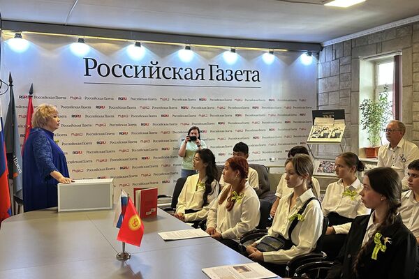 Ученики и педагоги посетили школу святого князя Владимира, Центральноазиатское региональное представительство &quot;Российской газеты&quot; и среднюю школу № 60 - Sputnik Кыргызстан