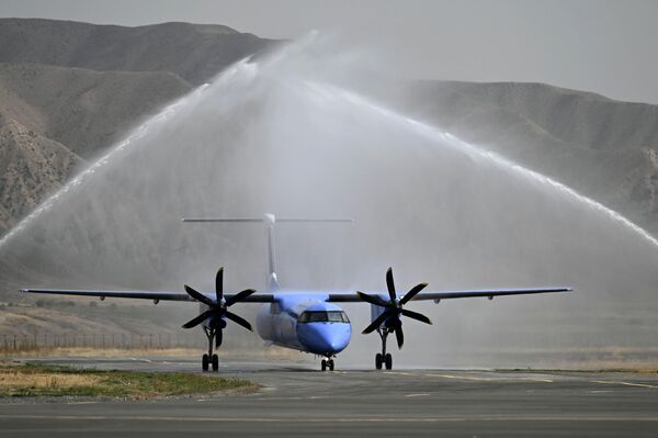 В 1999 году аэропорт в Нарыне был закрыт, а с сегодняшнего дня, спустя четверть века, запускаются внутренние авиарейсы Бишкек — Нарын и Нарын — Бишкек - Sputnik Кыргызстан