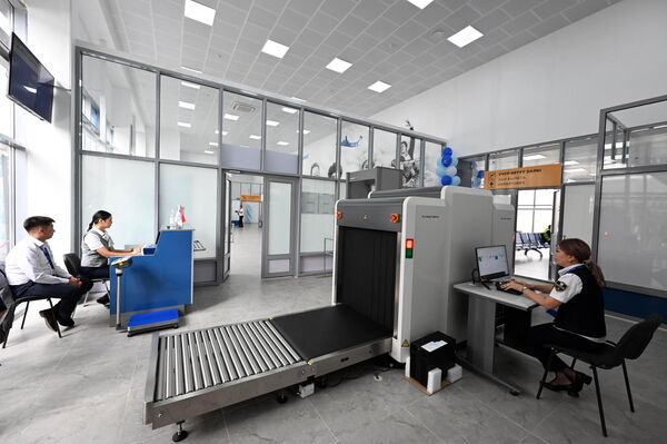 По словам президента, аэропорты Нарын и Казарман, построенные еще в советское время, ни разу капитально не ремонтировались - Sputnik Кыргызстан