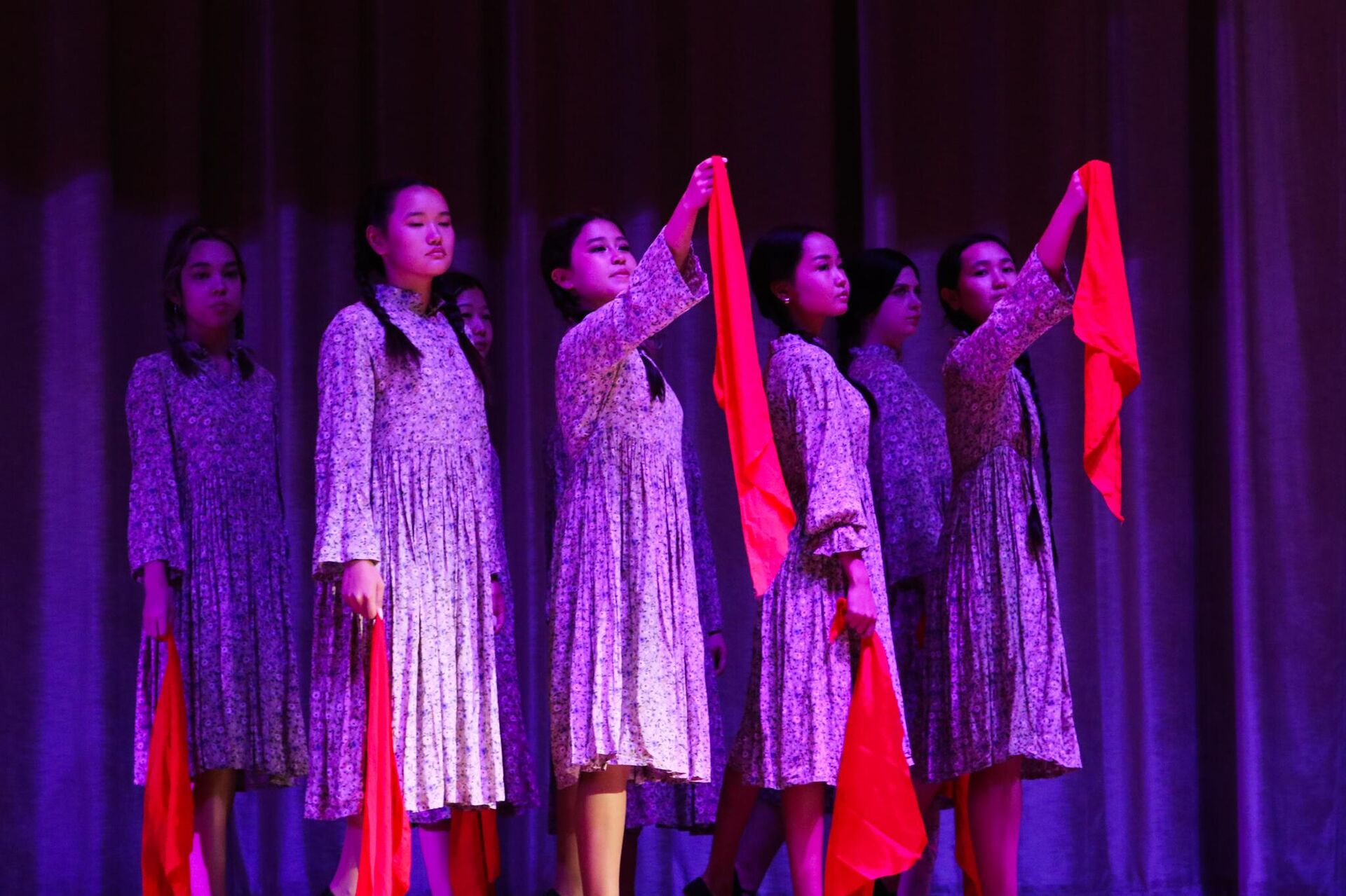 Почтение памяти жертв блокады Ленинграда в КРСУ - Sputnik Кыргызстан, 1920, 08.09.2025