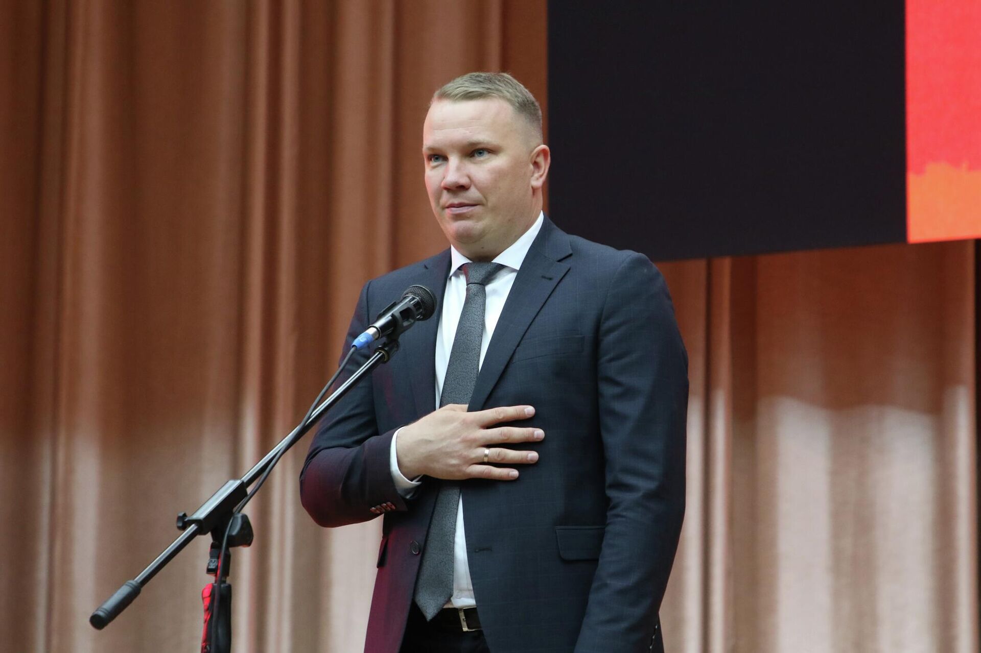 Почтение памяти жертв блокады Ленинграда в КРСУ - Sputnik Кыргызстан, 1920, 08.09.2025