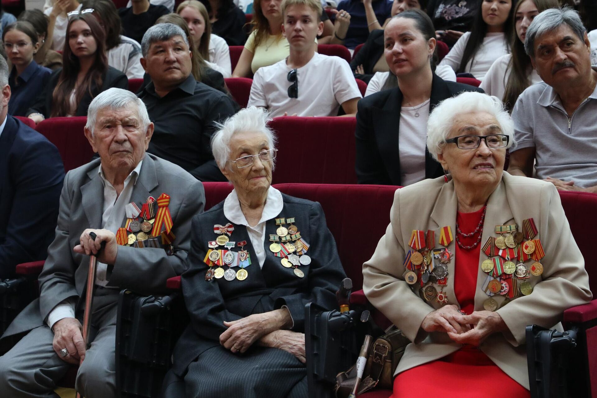 Почтение памяти жертв блокады Ленинграда в КРСУ - Sputnik Кыргызстан, 1920, 08.09.2025