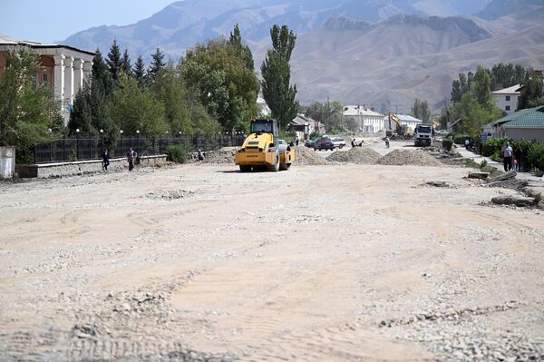Президент Нарын шаарындагы чуулуу жолдордун курулушун да текшерген. Ага Ленин көчөсүнө асфальт төшөө башталганын, Шералиев көчөсүндө подрядчы ишкана кетирген кемчиликтер жоюлуп жатканын айтып беришти. - Sputnik Кыргызстан