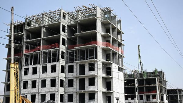 Жапаров Нарындагы ипотекалык үйлөр менен чуулуу жолдун курулушун көрө кетти - Sputnik Кыргызстан