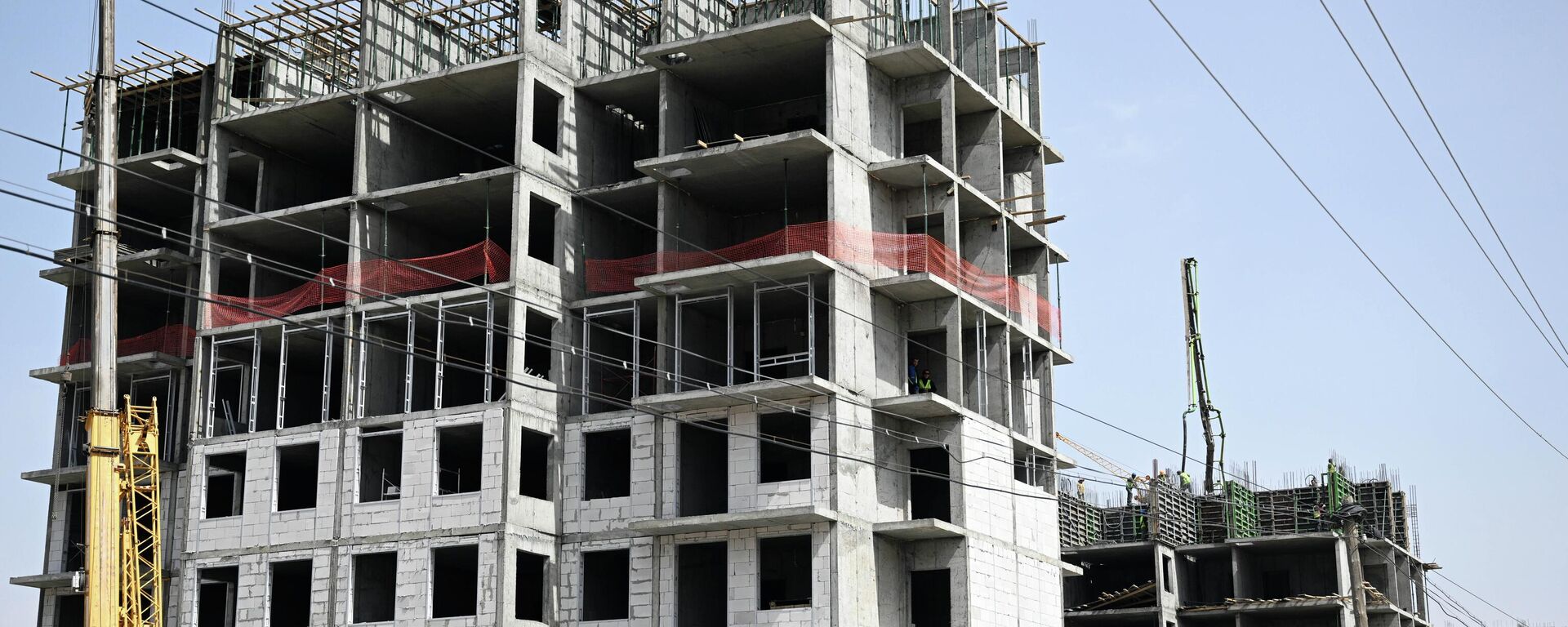 Жапаров Нарындагы ипотекалык үйлөр менен чуулуу жолдун курулушун көрө кетти - Sputnik Кыргызстан, 1920, 08.09.2025