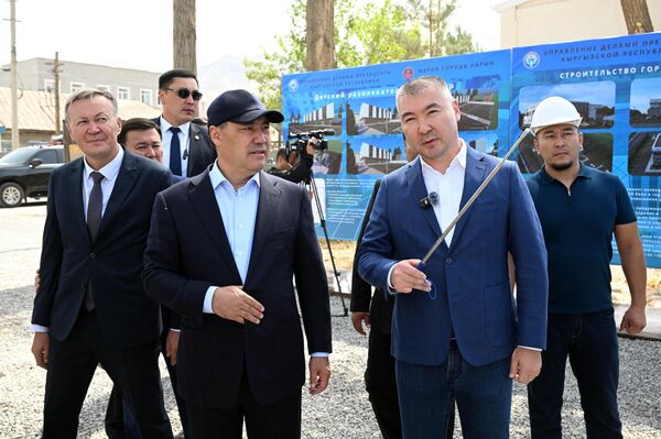 Президент Садыр Жапаров Нарынга болгон иш сапарынын алкагында социалдык жана инфраструктуралык долбоорлордун курулушун көрдү - Sputnik Кыргызстан