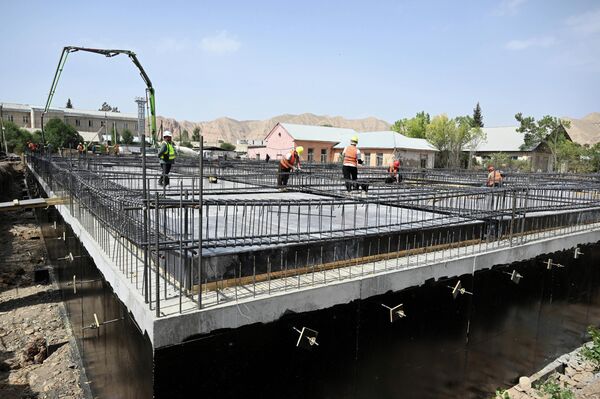 Өлкө башчысы Мамлекеттик ипотекалык компания салып жаткан 216 батирден турган тогуз кабаттуу төрт блоктун курулушун көрүп чыгып, региондун жашоочулары үчүн батирлердин санын көбөйтүүнү тапшырган - Sputnik Кыргызстан