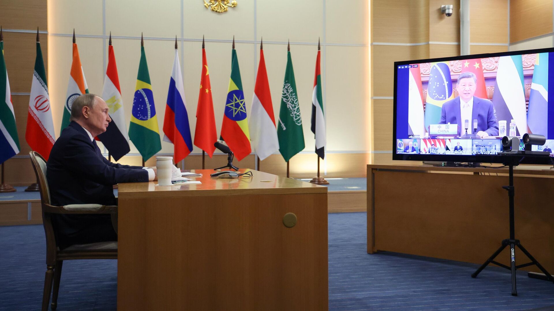 Президент Владимир Путин принял участие во внеочередной встрече БРИКС - Sputnik Кыргызстан, 1920, 08.09.2025