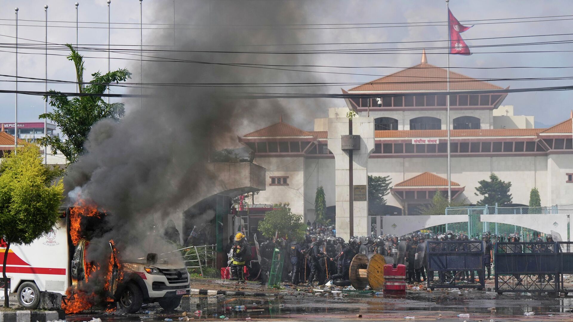 Полицейские охраняют здание парламента во время протестов в Катманду, Непал - Sputnik Кыргызстан, 1920, 09.09.2025