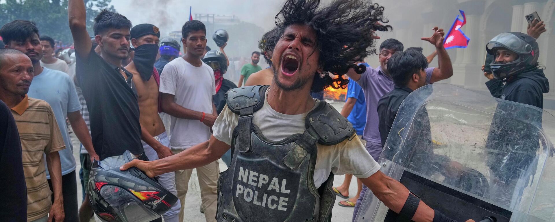 Протестующие во время массовых беспорядков в Непале - Sputnik Кыргызстан, 1920, 10.09.2025