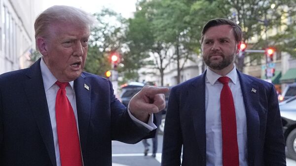 Президент США Дональд Трамп и вице-президент Джей Ди Вэнс - Sputnik Кыргызстан