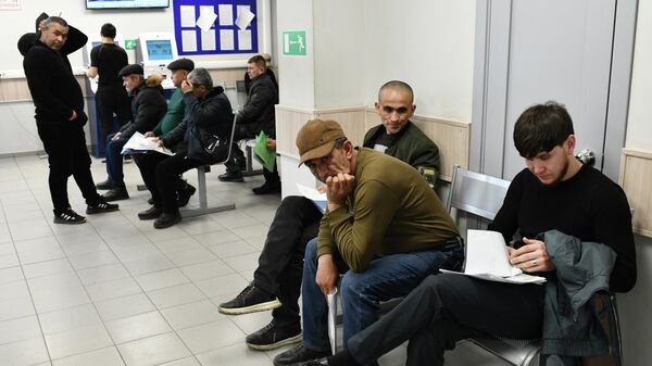 Выдача разрешения на работу в России иностранным гражданам. Архивное фото - Sputnik Кыргызстан