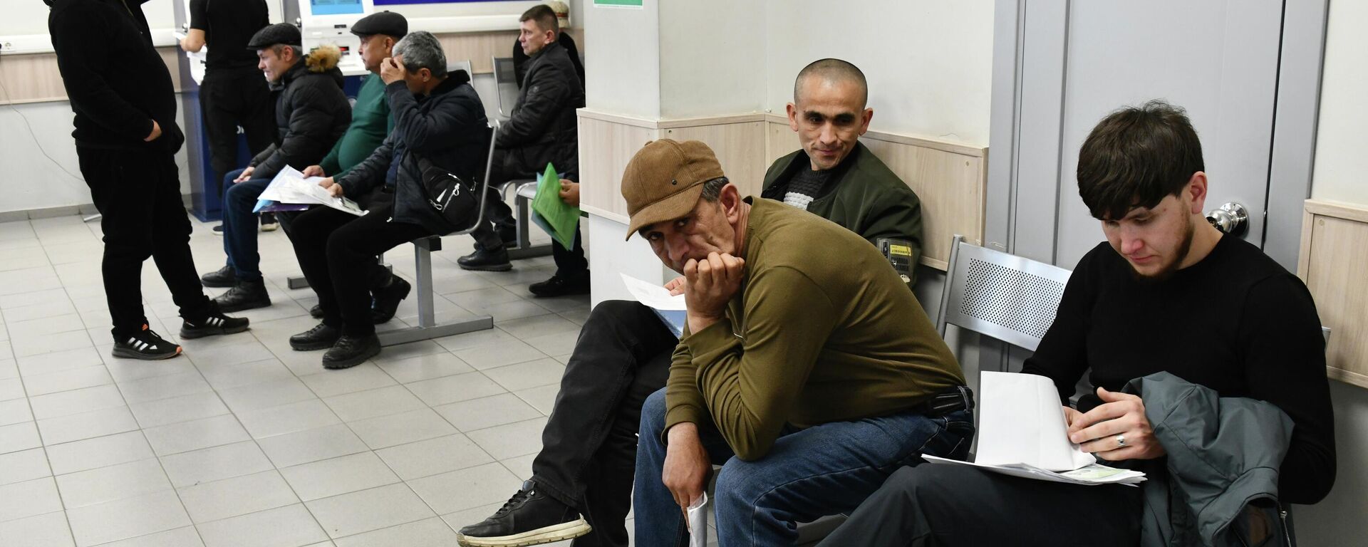 Выдача разрешения на работу в России иностранным гражданам. Архивное фото - Sputnik Кыргызстан, 1920, 10.09.2025