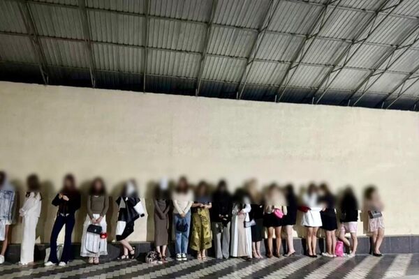 Бар работал под видом караоке-клуба. Силовики обнаружили в нем 36 девушек и 19 мужчин-иностранцев. - Sputnik Кыргызстан