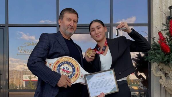 Казахстанский бизнесмен Камалутин Халиков (слева) с боксершей Аидой Абикеевой. Архивное фото - Sputnik Кыргызстан