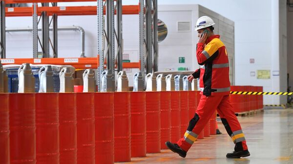 Сотрудник завода по производству смазочных материалов. Архивное фото - Sputnik Кыргызстан