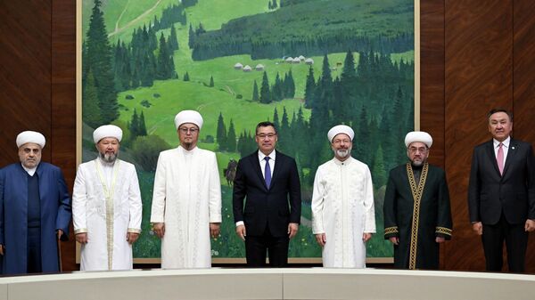 Президент Садыр Жапаров Түрк мамлекеттер уюмуна (ТМУ) мүчө өлкөлөрдүн диний лидерлеринин делегациясын кабыл алды - Sputnik Кыргызстан