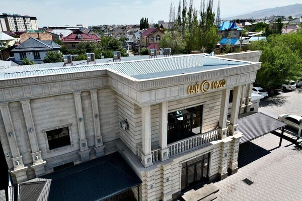 Бишкектин 7-Апрель көчөсүн бойлой курулган тойканалар &quot;кызыл сызыктан&quot; өтүп кеткени аныкталып, мыйзам бузууга шектүү катары кожоюну кармалды - Sputnik Кыргызстан