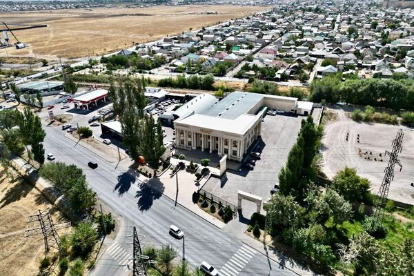 Маалыматта &quot;Асман&quot;, &quot;Мейкин&quot;, &quot;Сый Ордо&quot;, &quot;Ата&quot;, &quot;Ак булут&quot; жана &quot;Ак Сарай&quot; банкет залдарынын кожоюну мамлекеттик кызматчылар менен ымала куруп, алардын таасирин пайдалануу менен тойканаларын мыйзамсыз салганы айтылат - Sputnik Кыргызстан