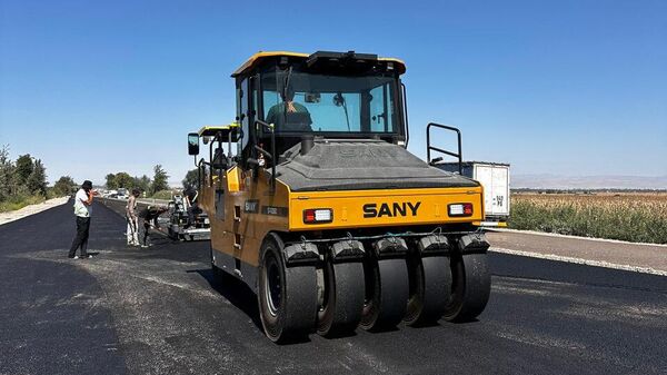 Лебединовка — ГЭС-5 унаа жолуна асфальт басыла баштады - Sputnik Кыргызстан