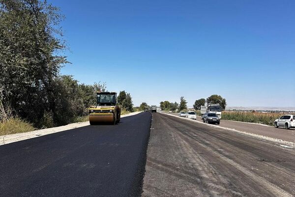 Лебединовка — ГЭС-5 унаа жолунда асфальт төшөө иштери башталды - Sputnik Кыргызстан