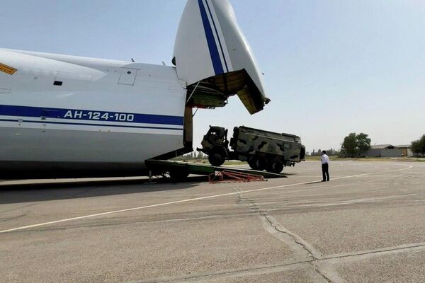 ЖККУга мүчө мамлекеттердин аскерлери Беларустан Кыргызстанга жөнөдү - Sputnik Кыргызстан