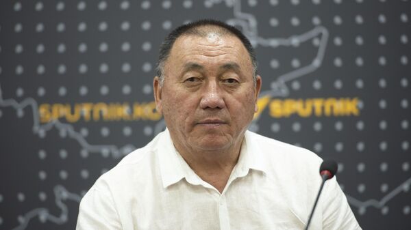 Жаратылыш ресурстары, экология жана техникалык көзөмөл министрлигинин Экологиялык жана техникалык көзөмөл кызматынын өнөр жай коопсуздугу бөлүмүнүн башчысы Дөөлөтбек Мундузбаев - Sputnik Кыргызстан